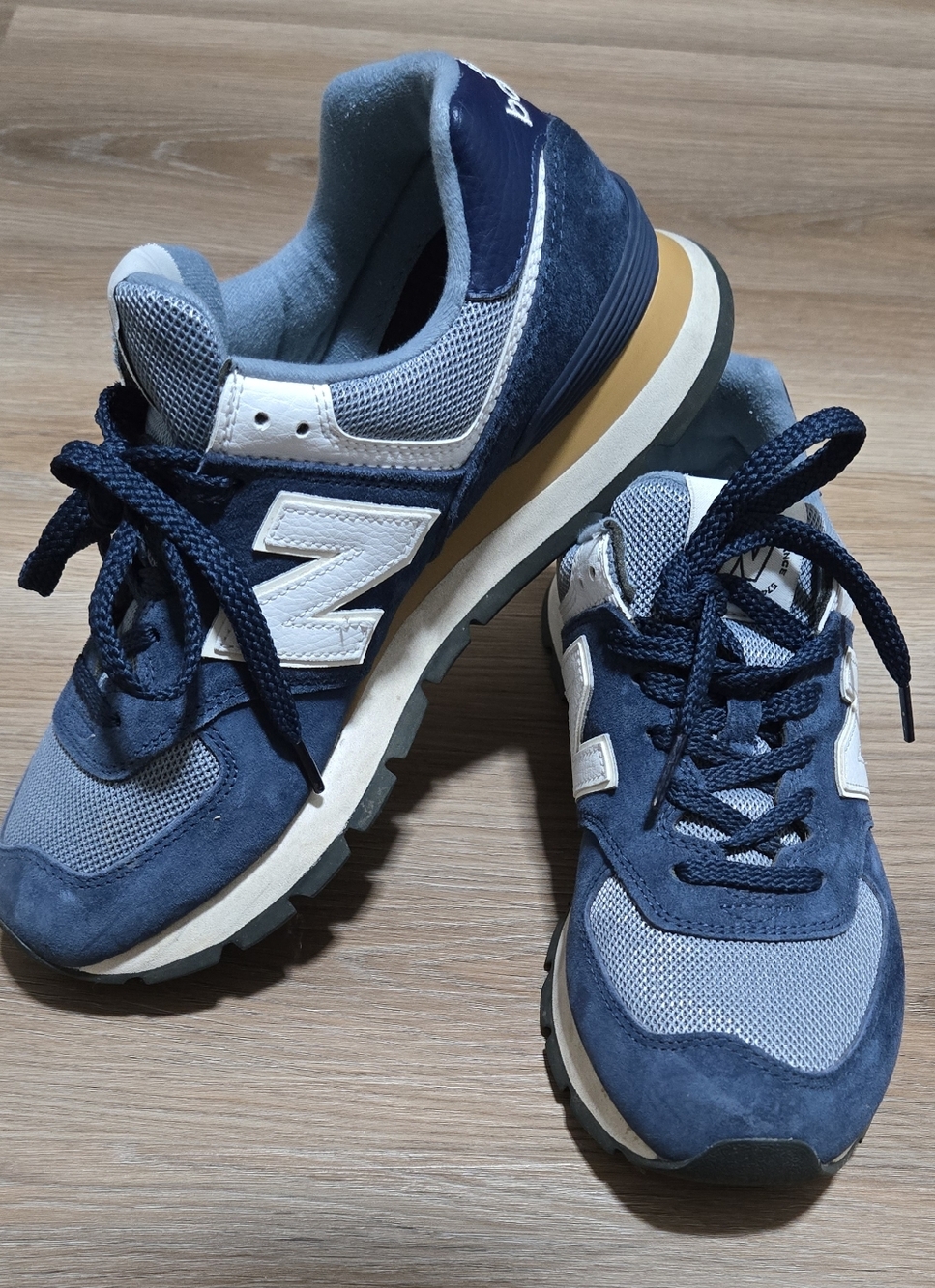 New Balance 574 Rugged Retro Navy and White Retro Running Sneaker Size 9